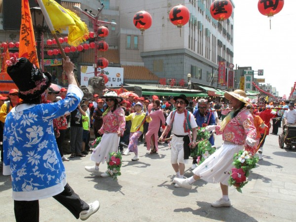 新竹縣竹北天后宮8日南下北港朝天宮「回娘家」，全台碩果僅存的新瓦屋花鼓隊，創立70年來首次南進踩街，逗趣詼諧的表演在南部引發熱烈迴響。（照片由林保煙提供）