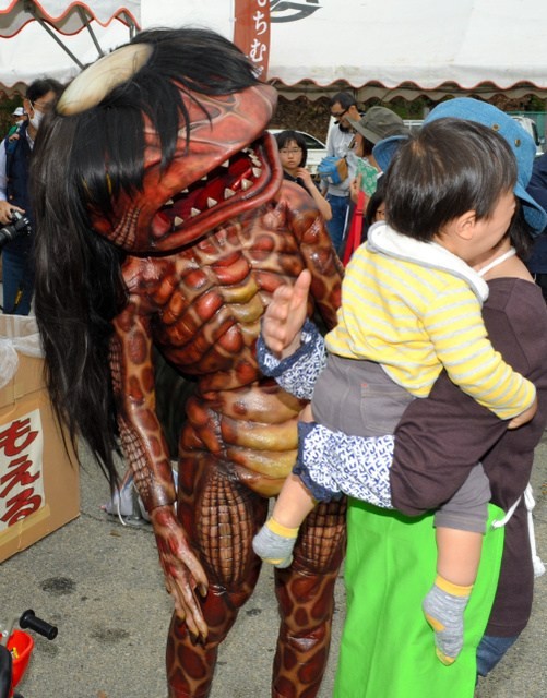 日本福崎町將當地吉祥物「河次郎」擬真化，幫忙在8日櫻花祭時代言咖哩，但因為外表真的有點恐怖，不少小朋友被嚇到一秒爆淚，完全不給河次郎面子。（圖擷自crunchyroll）