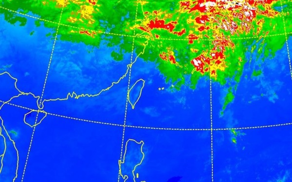 前氣象局預報中心主任吳德榮撰文指出，明天凌晨鋒面抵達北台灣，天氣逐漸轉變，各地都可能出現對流性降雨。（圖截自氣象局）