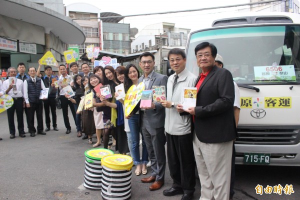 募書計畫與豐原客運合作，由客運代送民眾捐書上山。（記者李忠憲攝）