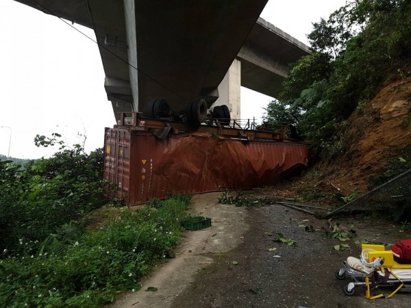 貨櫃車翻覆台62線大埔匝道，整輛車倒栽蔥，駕駛當場死亡。（記者林嘉東翻攝）