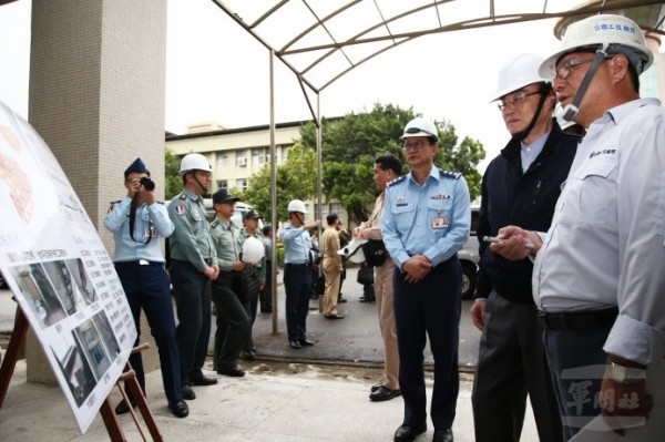 陸戰隊66旅步兵營已進駐政戰學校校區，國防部長馮世寬（著深色夾克者）今天視導進駐運作情況。（圖：軍聞社提供）。