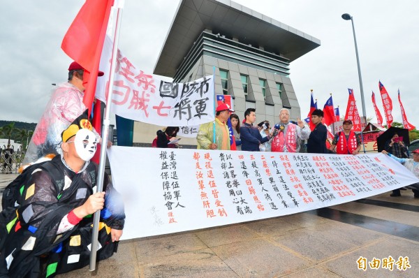 台灣退伍軍人權益保障協會到國防部召開記者會抗議譴責，國防部原規劃的4月10日前召開公聽說明會未能召開，成員們憤怒蛋洗國防部大門。（記者王藝菘攝）