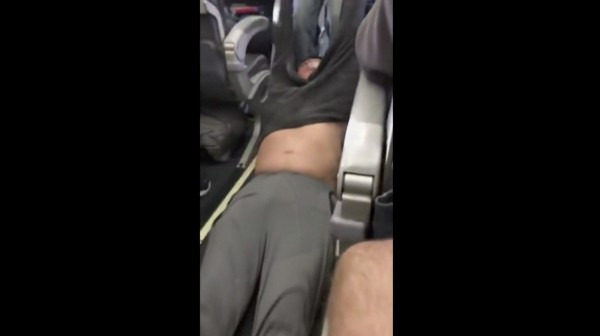 美國聯合航空（United Airlines）超賣機位，竟強行將被電腦被選中的一位華裔醫師拖下機，引發全球輿論譁然。（美聯社）