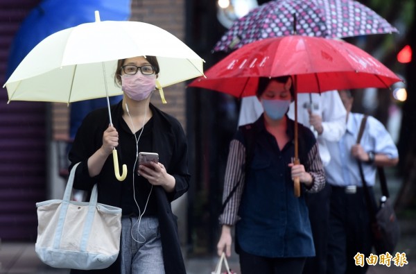 前氣象局預報中心主任吳德榮撰文指出，今天各地恐有局部性對流性降雨，不排除會出現較大雨勢。（資料照，記者簡榮豐攝）