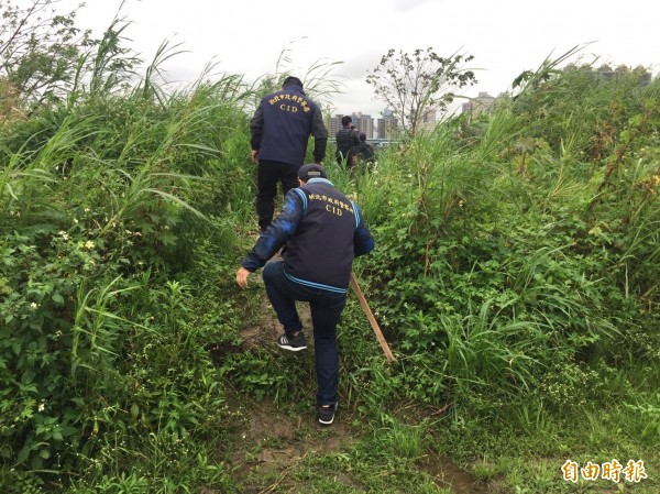 警方今日重返現場搜索。（記者曾健銘攝）