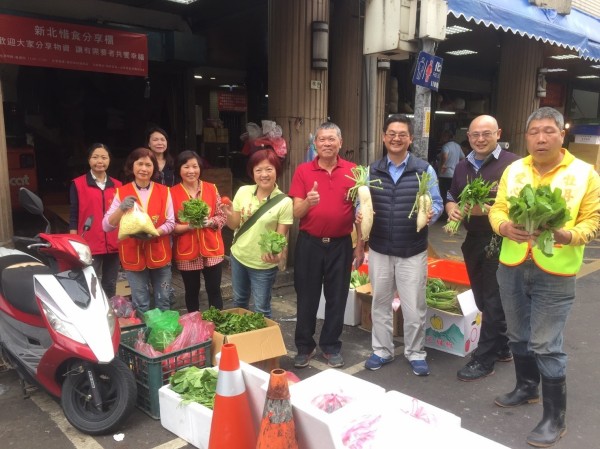 新北市新莊第一市場攤商參與惜食分享。（新北市市場處提供）