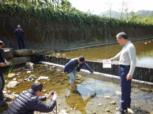 南投警方當初到種瓜溪丈量水深和溺斃的關聯。（南投警方提供）