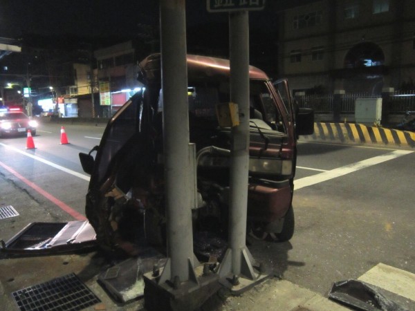 貨車自撞車頭全毀。（記者余衡翻攝）