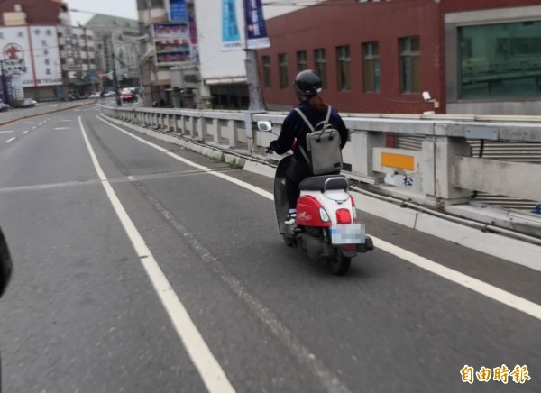 萬安演習彰化變空城，1名正妹騎車趴趴走。（記者湯世名攝）