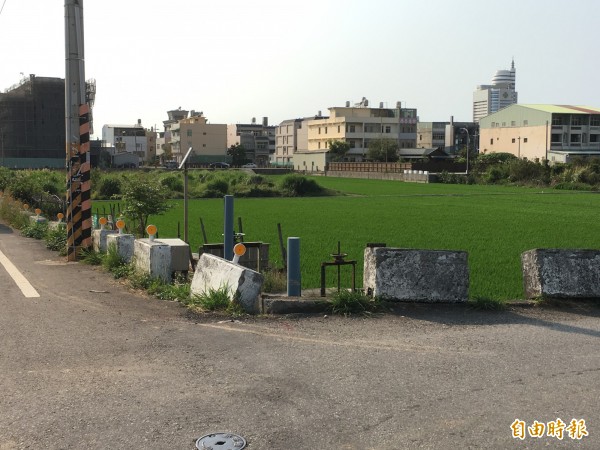 梧棲區梧棲大排北側道路轉角處常發生車禍。（記者張軒哲攝）