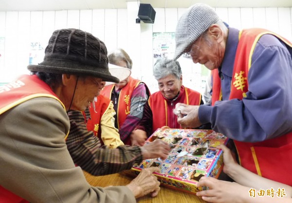 長輩們戳戳樂拿獎品，變成快樂老小孩。（記者楊金城攝）