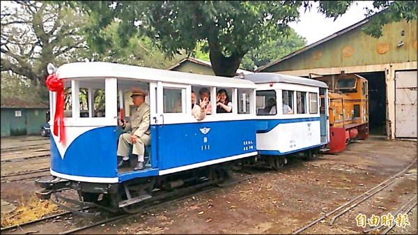 百年歷史的糖鐵巡道車「111大人車」前往日本參展三個月，昨日送返台糖烏樹林園區，全檜木打造的車身，吸引不少鐵道迷先睹為快，烏樹林園區將開放民眾預約搭乘。（記者王涵平攝）