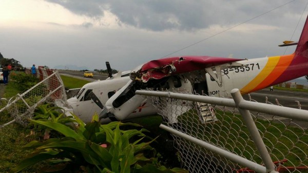 蘭嶼機場今下午驚傳一架德安航空的飛機在滑出跑道後直接撞上護欄，導致4名乘客受傷，飛機的機翼、機鼻也嚴重損壞，預估明日會有航班異動。（民眾李雲山提供）