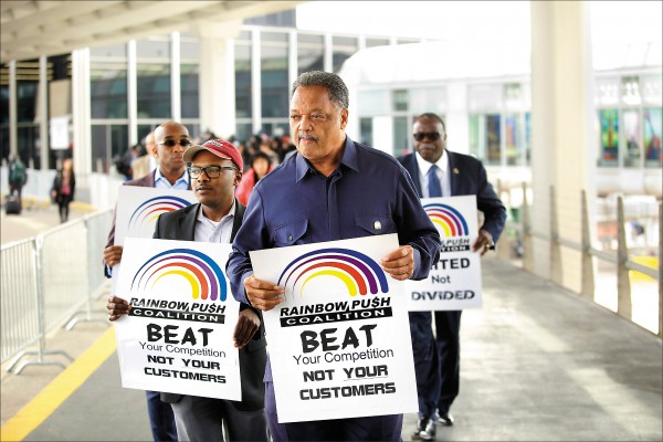 美國知名非裔民權牧師傑克森（Reverend Jesse Jackson）十二日在芝加哥歐海爾機場發起抗議活動，斥責不當對待亞裔乘客的聯合航空公司。
（法新社）