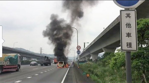 國道1號北上47.9公里處火燒車，駕駛、2名乘客即時逃出。（記者鄭淑婷翻攝）