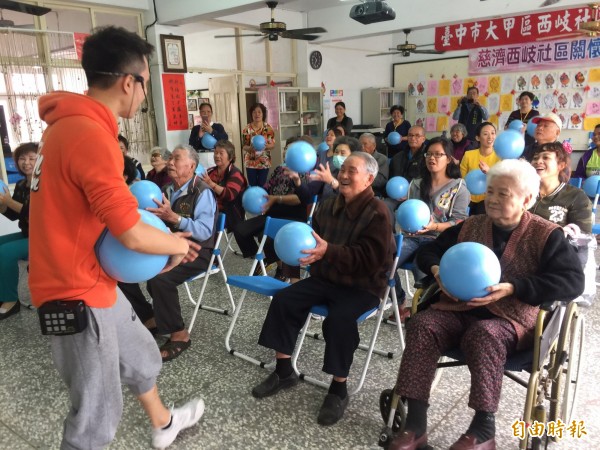 光田醫院等在大甲西岐里社區活動中心開辦「樂活勇健椅」課程，老人坐著也能動，健康有趣笑呵呵。（記者歐素美攝）