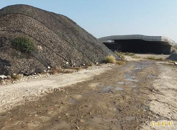 中市府加嚴營建工地汙染防制，暫置土方需覆蓋防塵網。（記者黃鐘山攝）