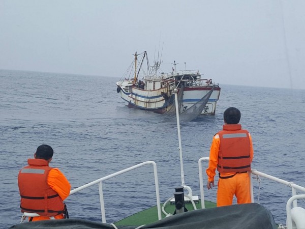 為讓我國儘快從歐盟「非法、未報告、不受規範（IUU）漁業」不合作第三國警告名單（黃牌名單）除名，漁業署透露，將嚴格執法。圖為澎湖海巡隊警艇日前查察漁船非法拖網。（資料照，記者劉禹慶翻攝）