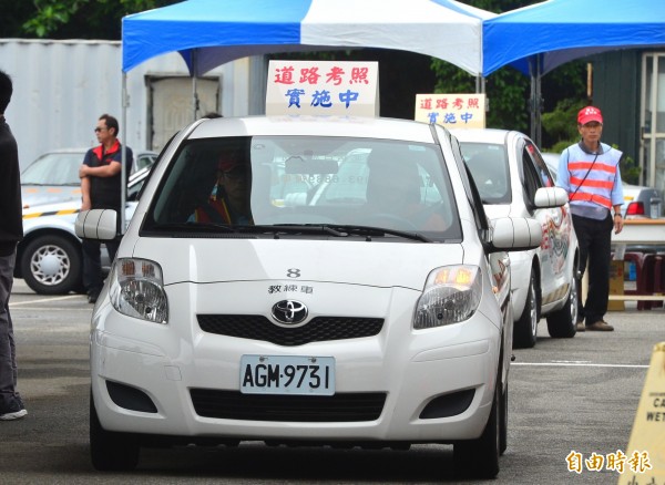 5月起汽車駕照考照將納入實際道路駕駛考驗，公路總局表示考生只要遵守相關規定，就不會有責任問題。（記者王藝菘攝）