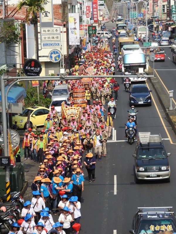 埔里鎮首屆媽祖文化節今熱鬧登場，為求環保，沿途不持香、不燒金紙，也不燃放鞭炮、煙火。（記者佟振國攝）