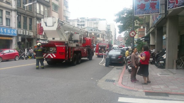 台北西寧北路中午驚傳火警。（記者鄭景議攝）（記者陳恩惠攝）