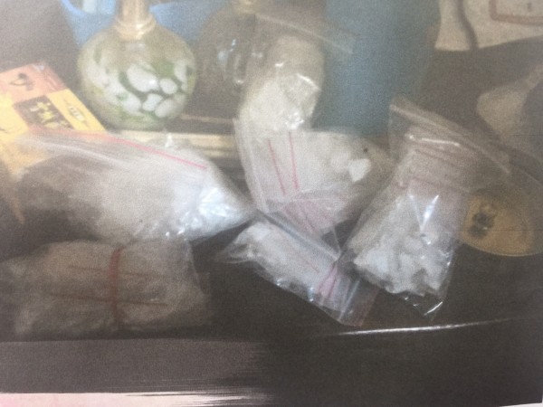 警方在老母床頭櫃中查獲大量毒品。（記者陳薏云翻攝）