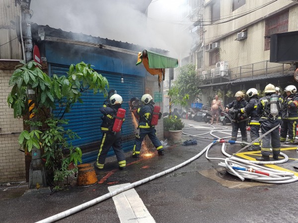 北市南京東路巷內民宅火警。（記者陳恩惠翻攝）