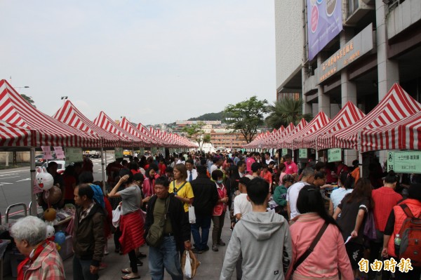 基隆家扶中心邁入五十週年，在基隆市文化中心、市民廣場舉辦愛心園遊會。（記者林欣漢攝）