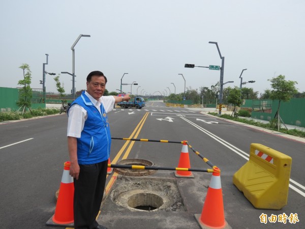 台中市府宣佈15日河南路要交管，但替代道路交通號誌未通電，急忙改期，市議員楊正中批根本是一場騙局，顯見台中市政府螺絲鬆脫。（記者蘇金鳳攝）