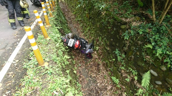 新北市五股觀音山今傳一對老夫妻騎車翻落水溝。（記者王宣晴翻攝）