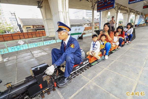 騰雲號蒸汽小火車亮相，大小朋友體驗乘坐。（記者蔡淑媛攝）