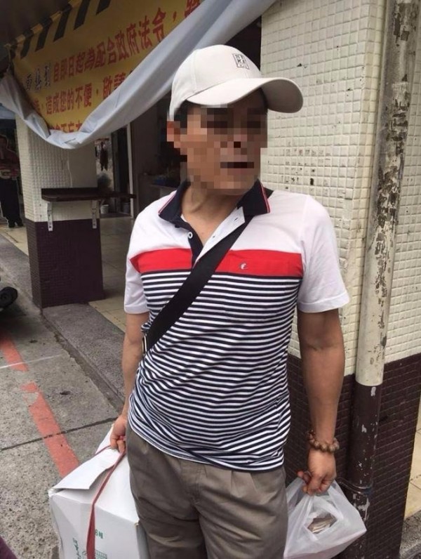 網友指出，台北天母、士林一帶出現一名假藉賣中藥詐騙老人家的不肖份子，一甕不知產自何處的中藥，居然開價20萬。（圖擷自爆料公社）
