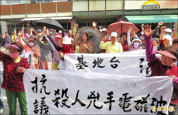 民宅頂樓的基地台利用水塔外觀偽裝，學甲區仁得里民發出怒吼，拉白布條抗議。（記者楊金城攝）