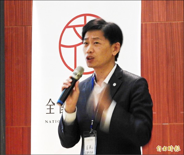 台南市文化局長葉澤山建議，將藝文消費納入所得稅扣繳項目。（記者洪瑞琴攝）