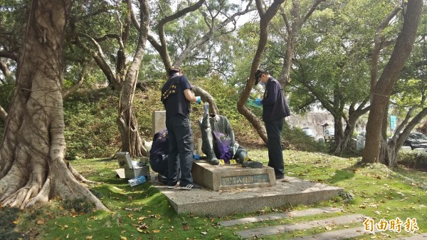 烏山頭水庫八田與一雕像今晨驚傳遭人「斷頭」，警方到場勘驗。（記者王涵平攝）