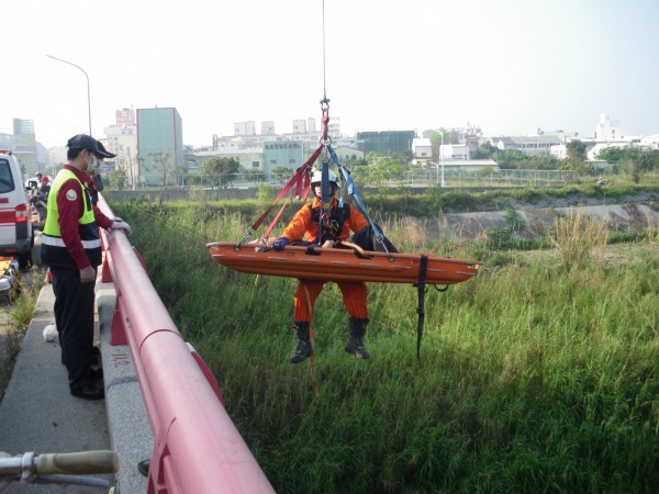 陳姓老翁疑因久病厭世今天早上跳小東橋自殺，消防隊以吊臂將男子救起送醫仍傷重不治。（記者黃淑莉翻攝）