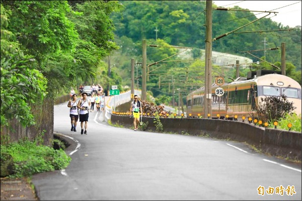 第二屆追火車接力賽，昨日在新北市福隆「鐵道搖鈴」聲中開跑，雖然有烏龍搖鈴事件造成跑者須重跑；但是，跑者沿著鐵道沿線追火車跑，感覺很特別。（記者俞肇福攝）