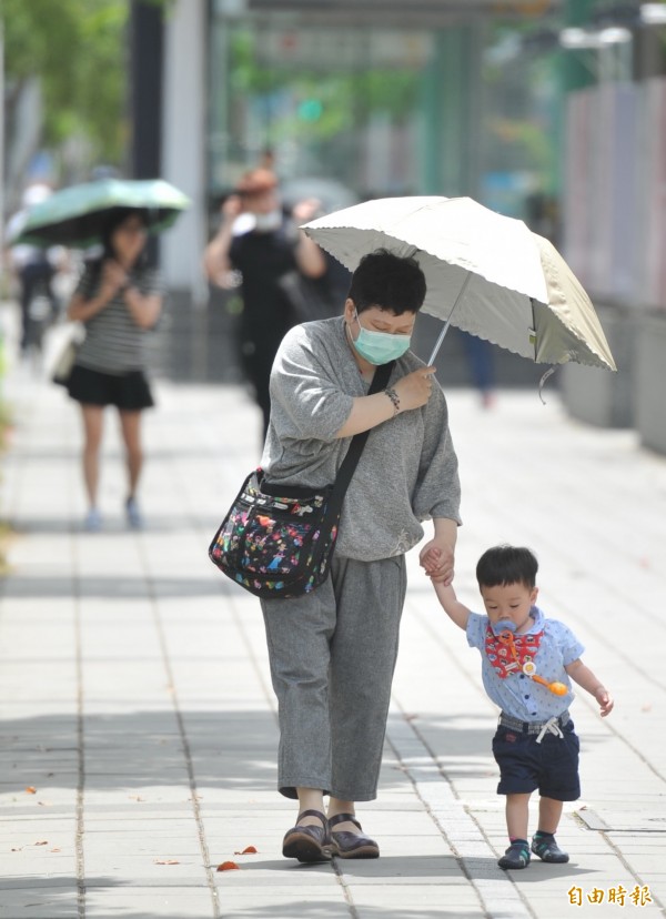 今日上午十點全台各地陸續出現三十度高溫進入「烤番薯」狀態，同時造成用電量一路狂飆，再度突破3千萬瓩大關。（記者黃志源攝）