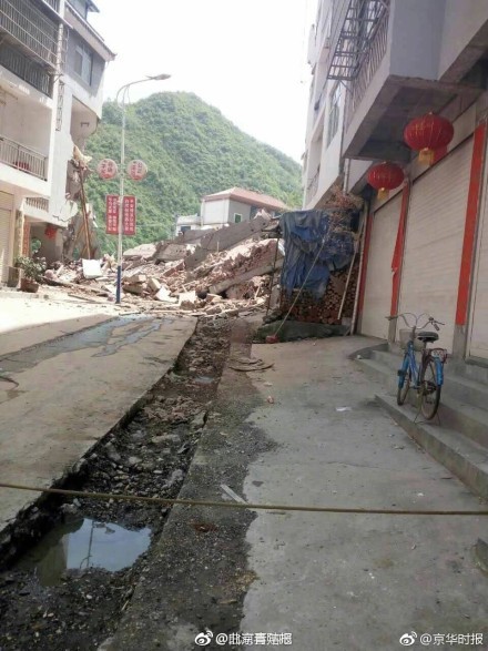 中國陜西省安康市白河縣發生山崩，一棟民宅大樓坍塌。（圖擷自微博）