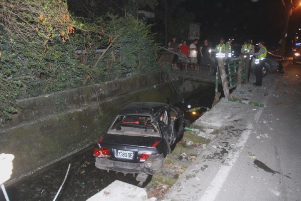 花蓮昨夜發生轎車墜溝車禍，駕駛一家送醫急救後並無生命危險。（記者王峻祺翻攝）