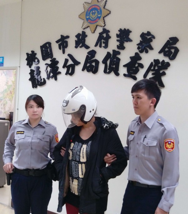 廖女胸罩藏海洛因，警盤查時刻意駝背露餡。（記者李容萍翻攝）