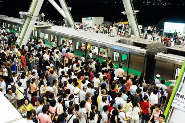 高捷運量逐年上升，去年更提前達成盈餘目標，圖為五月天演唱會時，高捷車站場景（記者王榮祥翻攝）