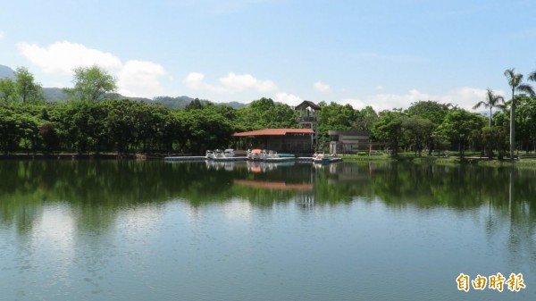 關山親水公園戲水設遊多損壞，民眾公所未盡責。（記者陳賢義攝）