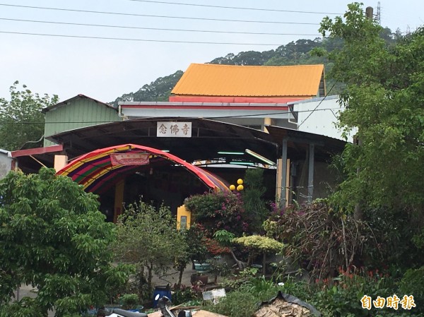 長期佔用縣府土地，念佛寺5月底前拆屋還地。（記者顏宏駿攝）