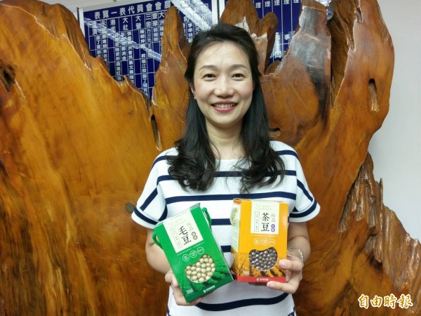 新市農會推出非基改農產品毛豆與茶豆，希望顛覆消費者對「豆漿」的刻板印象，自己磨毛豆漿，吃出健康。（記者黃文瑜攝）