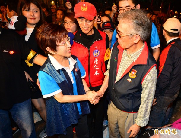 國民黨黨主席洪秀柱到立法院外，慰問抗議年金改革夜宿立法院的群眾。（記者王藝菘攝）