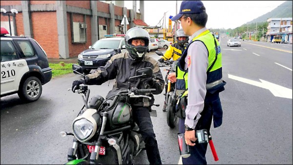 新城警方連日來於已在蘇花公路及太魯閣入口處設置交通稽查，執行重機路檢勤務。（記者王峻祺翻攝）