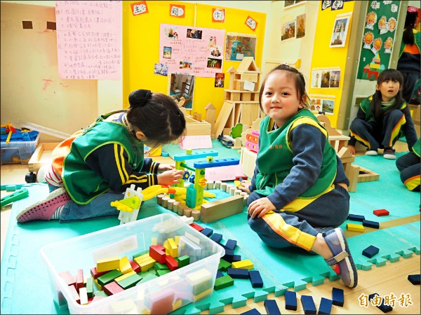 桃園市公立幼兒園及非營利幼兒園，5月10日起招生登記，今年共增加41班、1200個名額，圖為桃園區龍祥非營利幼兒園。（記者陳昀攝）