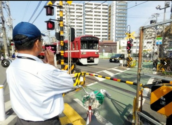 橫濱銀行人力資源部主任兒玉征史，在15日上午9時許經過川崎市鐵道路口時，為救出老人不幸被列車撞死。（圖擷自《朝日新聞》）